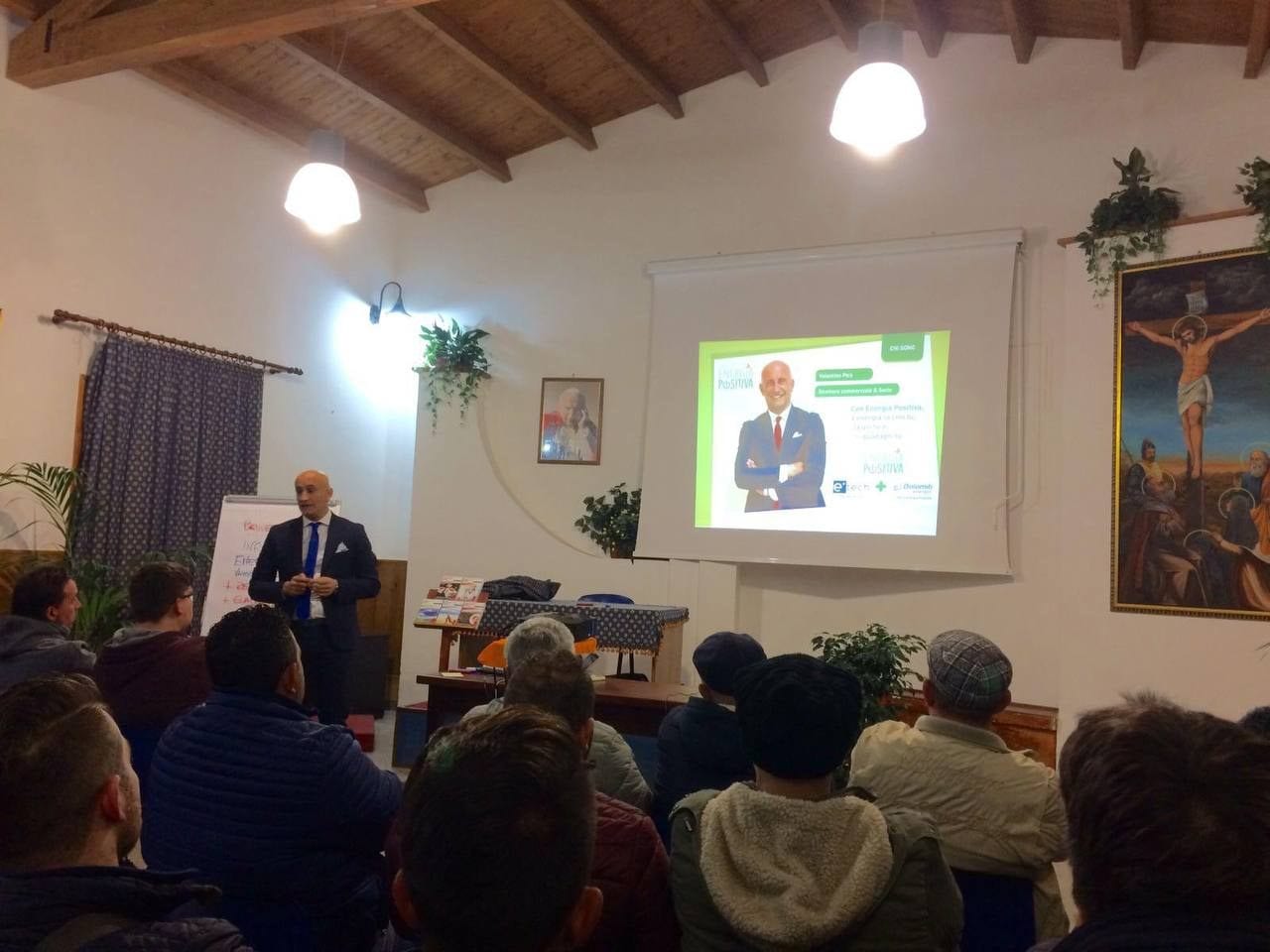 Valentino Pica durante una presentazione in sala